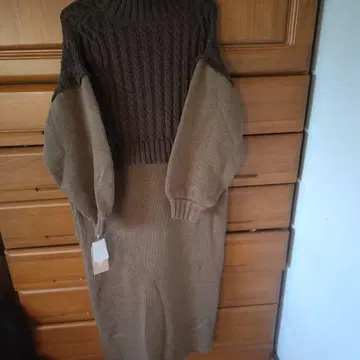 케이블 니트 긴팔 원피스 브라운