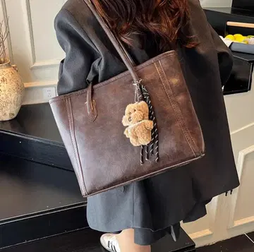 다크 브라운 가죽 숄더백