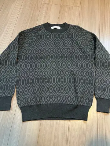 기하학 패턴 다크 그레이 스웨터