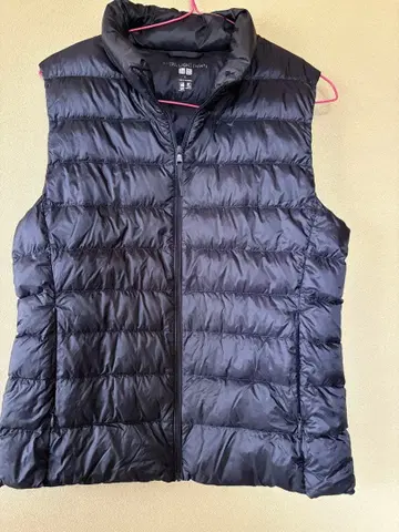 유니클로 다운 베스트 L 사이즈 네이비색 얼룩 파손 없음
