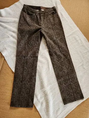 브라운 꽃무늬 슬림핏 캐주얼 팬츠