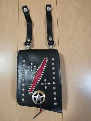 스터드 장식 가죽 바디백