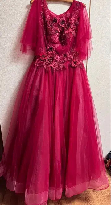 와인 레드 플라워 장식 튤 드레스