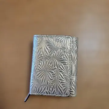 새상품급 뉴트럴 그레이 실버 엠보싱 가공 데이지 3단 폴더형 지갑