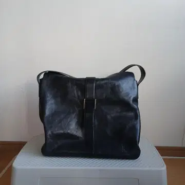 다크 네이비 가죽 숄더백