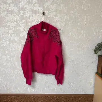 FRAY I.D 꽃무늬 자수 터틀넥 스웨터