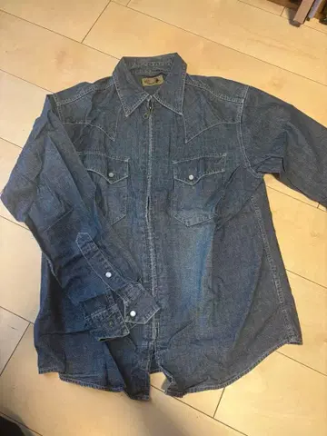 데님 긴팔 셔츠 레게풍 가죽 라벨 포함