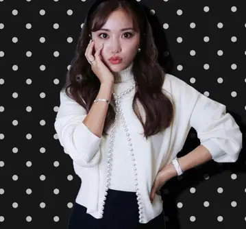 화이트 펄 장식 오버사이즈 니트