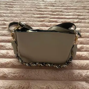 베이지 합성 피혁 숄더백