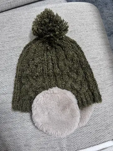 올리브색 폼폼 포함 니트 모자 귀도리 포함