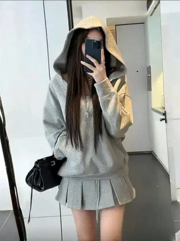 그레이 후드 부착 스웨트 셔츠와 스커트 세트