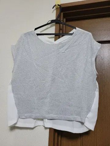 A. TITE IN THE STORE 실버 화이트 반팔 상의