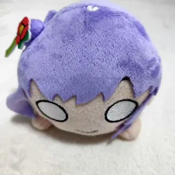 오토소네 코즈에 누워있는 겨울 의류 봉제 인형