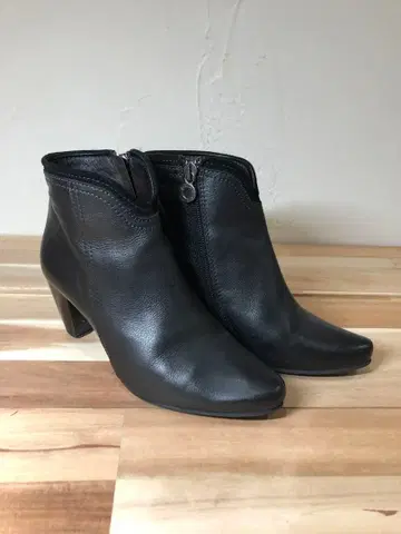 블랙 가죽 숏부츠 중간 힐 이탈리아 Perlato(페를라토)