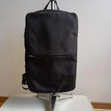 심플한 블랙 백팩