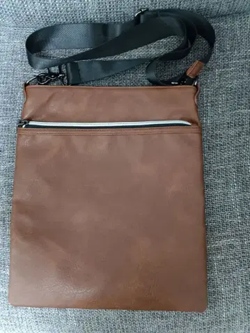 브라운 합성 피혁 숄더백