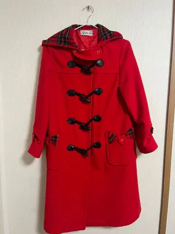 후드 부착 빨간색 코트