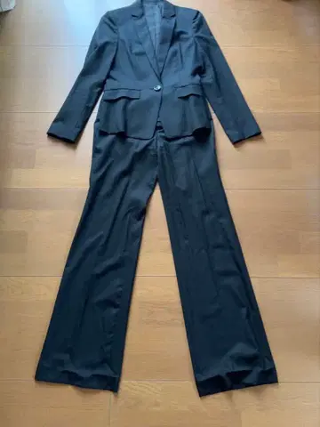 ANAYI 스트라이프 테일러드 자켓과 플레어 팬츠