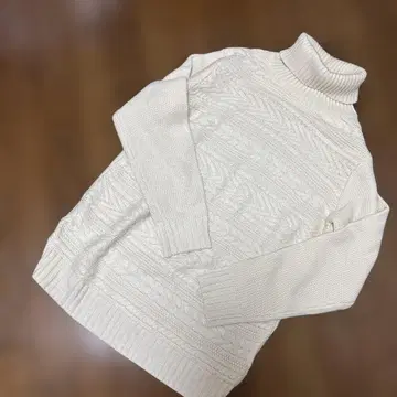 화이트 케이블 니트 터틀넥 스웨터