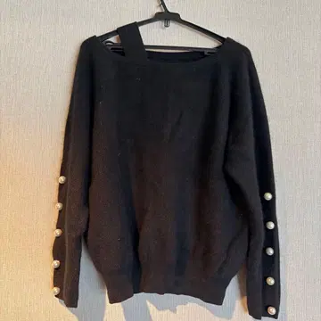 [ Grace class ] 펄 버튼 오프숄더 블랙 니트