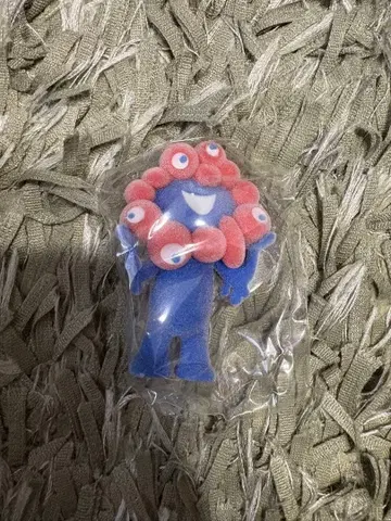 미야쿠미야쿠 플로키 피규어 선 자세