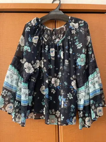 미사용 새상품 그레이스 콘티넨탈 사라사 프린트 플레어 슬리브 탑