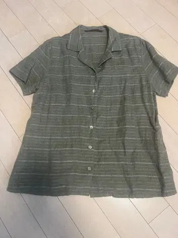 올리브 그린 스트라이프 반팔 셔츠 L 사이즈