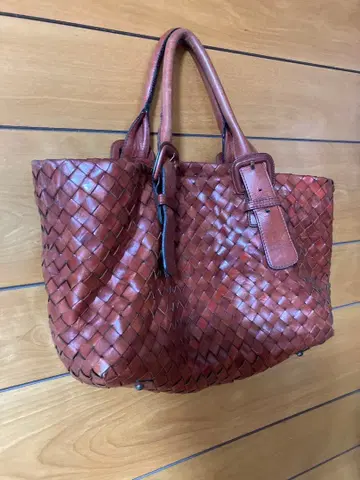 SAZABY: 다크 브라운 뜨개질 가죽 토트백