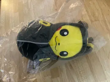 블래키 판초를 입은 피카츄 봉제 인형