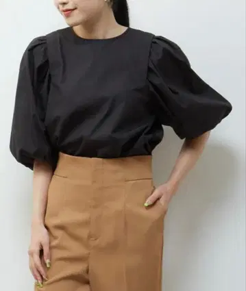 Tiara 턱 숄더 볼륨 슬리브 리본 블라우스