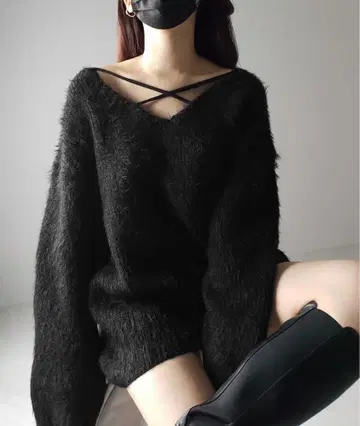 me+em select 크로스 스트랩 컷 아웃 루즈 샤기 니트