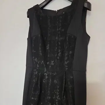 블랙 슬리브리스 무릎 기장 원피스