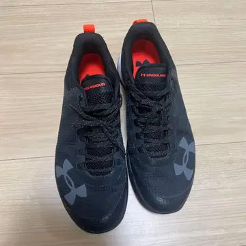 언더아머 블랙/오렌지 스니커즈