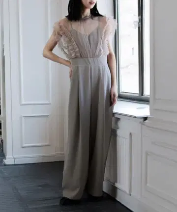 프릴 달린 라이트 그레이 올인원