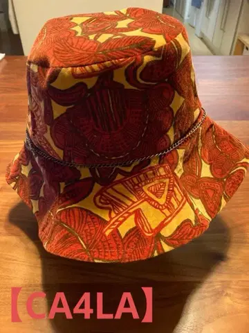[ CA4LA ] 카시라 버킷 햇 빨간색과 옐로우 컬러 패턴 체인 포함