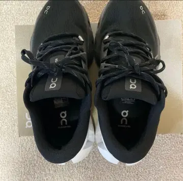 On 블랙/화이트 스니커즈