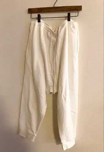 소일 SOIL 화이트 스웨트 팬츠 사루엘 팬츠 릴랙스 핏