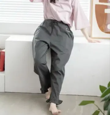 릴랙스핏 그레이 프릴 팬츠