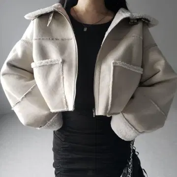 스탠드 카라로 연출 가능한 2WAY/B-3 숏 보아 플라이트 무스탕 자켓