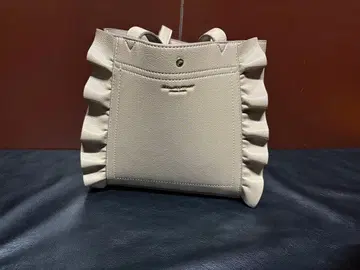 프릴 달린 라이트 그레이 핸드백