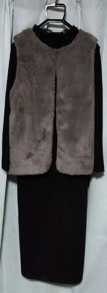 시마무라 의류 3종 블랙 오버롤 스커트, 블랙 상의, 그레이 퍼 베스트