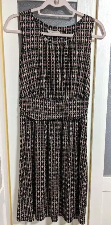 ERINA 슬리브리스 체크 무늬 원피스