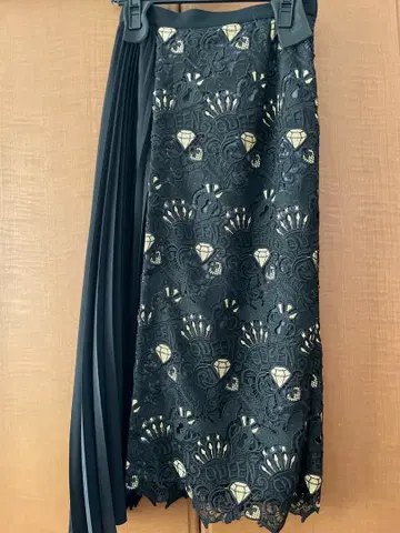 그레이스 콘티넨탈 Queen 레이스 플리츠 스커트