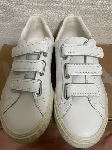 VEJA 화이트 벨크로 스니커즈