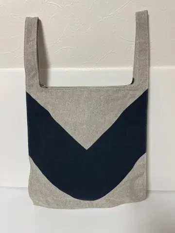 그레이와 네이비 색상의 토트백