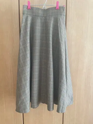 ballsey 체크 무늬 무릎 기장 스커트