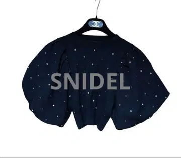 SNIDEL 비쥬 부착 퍼프 슬리브 니트