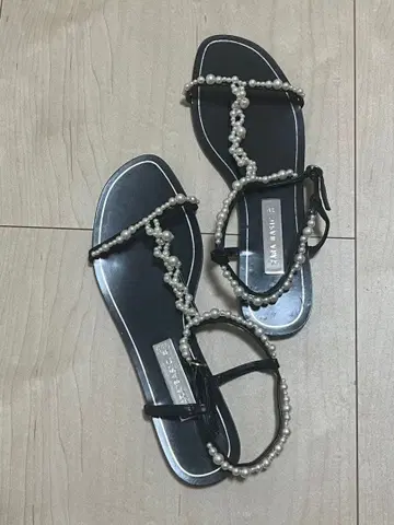 ZARA 펄 장식 블랙 플랫 샌들