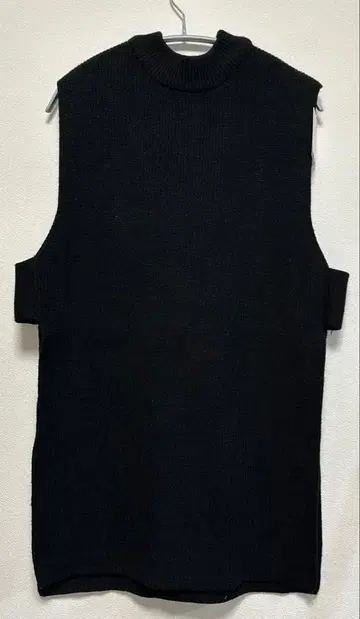 CLOCHE 슬리브리스 스웨터 블랙