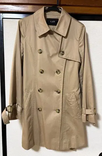 베이지 더블 브레스트 트렌치코트